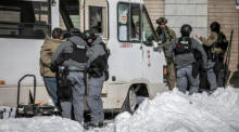 Die Polizei stürmt einen Wohnwagen und verhaftet eine Person, die sich weigert, den Wohnwagen zu verlassen, als sie einen Protest kanadischer Lkw-Fahrer in Ottawa auflösen. Foto: epa/Amru Salahuddien