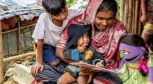 Die Lehrvideos von Sesame Workshop werden im Rohingya-Flüchtlingscamp in Cox‘s Bazar in Bangladesch gezeigt. Foto: Sesame Workshop