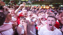 England-Fans beim Public Viewing im Boxpark Croydon in Südlondon. Foto: epa/Rick Findler