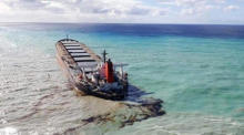 Öl, das von der MV Wakashio, aus einem in japanischem Besitz befindlichen Massengutfrachter unter Panama-Flagge ausläuft. Foto: epa/Reunion Region