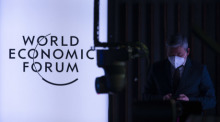 Das Logo des Weltwirtschaftsforums ist während einer Videokonferenz der Davos Agenda im Rahmen des Weltwirtschaftsforum zu sehen. Foto: Salvatore Di Nolfi/Keystone/dpa