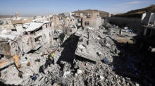 JemenitInnen begutachten die Trümmer von Gebäuden, die von saudi-arabisch geführten Luftangriffen in einem Stadtteil von Sana'a getroffen wurden. Foto: epa/Yahya Arhab