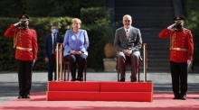 Edi Rama (r), Ministerpräsident von Albanien, und Angela Merkel, Bundeskanzlerin von Deutschland, sitzen während einer Begrüßungszeremonie im «Palast der Brigaden». Foto: Franc Zhurda/dpa