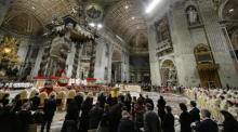 Pope Francis leitet die Heilige Messe zu Weihnachten im Petersdom im Vatikan. Foto: epa/Fabio Frustaci