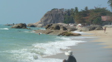 Szene vom Maenam Beach auf Koh Samui: Der Strand an der Black Rose Bar ist von den Fluten weggerissen worden – doch die ersten Gäste kommen schon wieder und packen mit an.