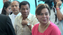 Der philippinische Präsident Rodrigo Duterte (C) wird von der Bürgermeisterin von Davao City, Inday Sara Duterte-Carpio (R), während einer Abflugzeremonie am internationalen Flughafen von Davao City begleitet. Foto: epa/Cerilo Ebrano