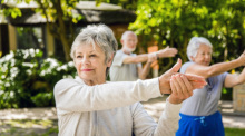 Mit Bewegungsübungen, die Kraft-, Gleichgewichts- und Aerobic-Training kombinieren, kann man Osteoporose vorbeugen.