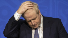 Boris Johnson, Premierminister von Großbritannien, fasst sich mit der Hand an den Kopf, als er während einer Pressekonferenz über Corona-Maßnahmen spricht. Foto: Jack Hill