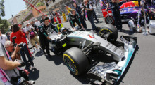 In den Häuserschluchten von Monaco wird Lewis Hamilton vom eigenen Team um den im Grunde sicheren Sieg gebracht. Mercedes-Stallrivale Nico Rosberg (im Bild) jubelt. Hamiltons WM-Vorsprung schmilzt. Foto: epa/Srdjan Suki