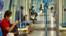 Leute sitzen in einem Zug in Kuala Lumpur. Foto: epa/Ahmad Yusni