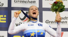 Die Deutsche Lea Sophie Friedrich jubelt nach dem Gewinn der Goldmedaille auf dem Siegerpodest. Foto: epa/Anthony Anex