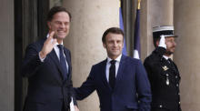 Der französische Präsident Emmanuel Macron (C) begrüßt den niederländischen Premierminister Mark Rutte (L) bei seiner Ankunft im Elysee-Palast in Paris. Foto: epa/Yoan Valat