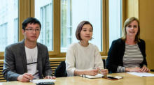 Die Hongkonger Demosisto-Aktivisten Wong Yik-Mo (L) und Glacier Kwong (C) sowie die Vorsitzende des Komitees Gyde Jensen (R-Free Democratic Party, FDP) während eines Pressegesprächs des Komitees für Menschenrechte. Foto: epa/Clemens Bilan
