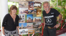 Birgit (l.) und Horst Licht (r.) zu Hause in Pattaya. Im FARANG erzählen sie von ihren Erfahrungen unterwegs. Foto: bj