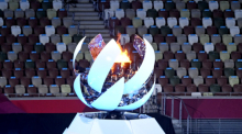 Abschlussfeier im Olympiastadion. Die olympische Flamme kurz vor dem Erlischen. Foto: Marijan Murat/dpa