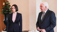 Bundespräsident Frank-Walter Steinmeier (R) begrüßt die belarussische Oppositionsführerin Swetlana Tichanowskaja (L) im Schloss Bellevue in Berlin. Foto: epa/Filip Singer
