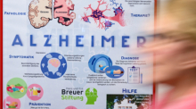 Demenz und Alzheimer betreffen auch immer mehr jüngere Menschen. Im Bild ein Plakat im „StattHaus“, ein Betreuungs- und Beratungszentrum für Demenzkranke.