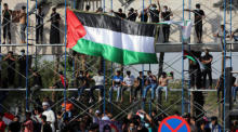 Unterstützer des irakischen schiitischen Geistlichen Muqtada al-Sadr halten bei einer Solidaritätsdemonstration die palästinensische Flagge hoch. Foto: epa/Ahmed Jalil