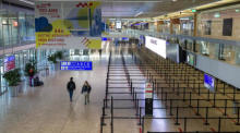 Die Passagiere gehen durch die Ankunftshalle des Terminal 1 des Genfer Flughafens. Foto: epa/Salvatore Di Nolfi