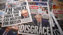 Die Titelseiten der britischen Zeitungen in London. Foto: epa/Andy Rain