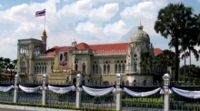 Zum Zeitpunkt der Aufnahme erinnerte über dem Portal des Government House eine Aufnahme an den verstorbenen König Bhumibol Adulyadej – den Zaun dekorierte ein Trauerflor. Fotos: lwb