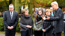 Nirgendwo hinterließ die Germanwings-Tragödie eine so große Lücke wie in Haltern. Um ihre 18 Todesopfer trauern Stadt und Schule gemeinsam.  Foto: epa/Roberto Pfeil