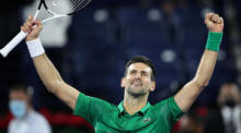 Der Serbe Novak Djokovic feiert seinen Sieg in Dubai. Foto: epa/Ali Haider