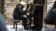 Der Pianist Igor Levit nimmt auf Einladung von Greenpeace an den Protesten gegen die Rodungen im Dannenröder Forst teil und spielt am Rande einer kahl geschlagenen Schneise in dem Wald Klavier. Foto: Boris Roessler/dpa