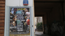 Ein Plakat des polnischen Künstlers Wojciech Korkuc hängt an einer Hauswand. Mit den Plakaten, die unteren anderem Ex-Kanzlerin Angela Merkel und Bundespräsident Frank-Walter Steinmeier in einer Reihe. Foto: Doris Heimann/dpa