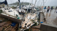 Erst der Horror des Sturms, dann Zerstörung und Verzweiflung, jetzt die Hoffnung auf Hilfe: Die Einwohner von Vanuatu brauchen nach dem Zerstörungszug von Zyklon «Pam» jede Unterstützung. Foto: epa/Graham Crumb
