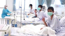 Ein erstes veröffentlichtes Foto zeigt einige der geretteten Jungen im Krankenhaus in Chiang Rai. Foto: epa/Efe/PRD