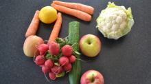 Der Körper bekommt die lebenswichtigen Vitamine vor allem über die Nahrung - wie etwa Obst und Gemüse. Foto: Bernadette Winter/Dpa