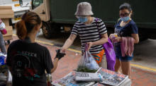 Jemand kauft ein Exemplar der Apple Daily an einem Zeitungsstand in Hongkong. Foto: epa/Jerome Favre