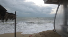 Stürmische Szenen am heutigen Samstagmorgen am Lamai Beach: Pabuk hat die See aufgepeitscht und Teile des Strandes sind nur schwer begehbar – dennoch kann von einer Katastrophe nicht die Rede sein.