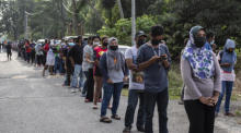 Angehörige des Mahmeri-Stammes stehen in Banting in der Nähe von Kuala Lumpur Schlange, um eine Dosis eines Impfstoffs gegen Covid-19 zu erhalten. Foto: epa/Ahmad Yusni