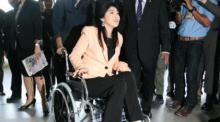Nach einem Sturz sitzt Yingluck Shinawatra im Rollstuhl. Sie lehnt konkrete Gespräche zwischen den Konfliktparteien ab.