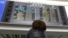 Die elektronische Ankunftstafel auf dem Beijing Capital International Airport zeigt die vermisste Maschine aus Kuala Lumpur bereits nicht mehr an. (Fotos: epa)