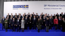 Teilnehmer posieren für ein Familienfoto während eines Ministertreffens der Organisation für Sicherheit und Zusammenarbeit in Europa (OSZE) in Stockholm. Foto: epa/Erik Simander