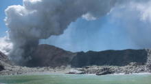 Der Vulkan White Island (Whakaari) bei seinem Ausbruch in der Bay of Plenty. Foto: epa/Michael Schade