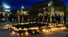 Personen stehen vor Blumen und Kerzen, die in Gedenken an die Opfer niedergelegt wurden. Nach der Gewalttat mit fünf Toten in der norwegischen Kleinstadt Kongsberg kann die Polizei einen terroristischen Hintergrun... Foto: Terje Bendiksby/Ntb/dpa