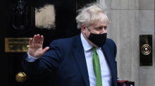 Großbritanniens Premierminister Boris Johnson (L) verlässt die Downing Street 10, um sich den Fragen des Premierministers im Parlament in London zu stellen. Foto: epa/Andy Rainandy Rain