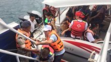 Die gestrandeten Touristen wurden von der Marine mit Booten aus ihrer misslichen Lage befreit. Foto: The Thaiger
