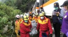 Helfer transportieren Leichensäcke von Opfern eines Zuges, der in einem Tunnel nördlich des Bezirks Hualien entgleist ist. Foto: epa/Keelung City Fire Department
