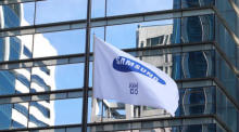 Auf Halbmast vor dem Hauptsitz von Samsung Electronics in Seoul ist eine Firmenflagge zu sehen. Foto: epa/Kim Hee-chul