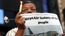 66 Menschen sterben, als ein Egyptair-Flugzeug in den Fluten des Mittelmeers verschwindet. Die Behörden versichern, dass die Ermittlungen auf Hochtouren laufen. Doch Gewissheit scheint noch weit entfernt.Foto: epa/Khaled Elfiqi
