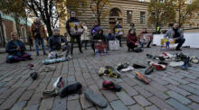 Die Bevölkerung nimmt an einem Protest gegen die COVID-19-Beschränkungen im Saeima-Gebäude in Riga, Lettland, teil. Foto: epa/Toms Kalnins