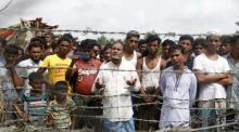 Rohingyas-Flüchtlinge versammeln sich in der Nähe des Zauns in der "Niemandsland"-Zone zwischen Bangladesch und Myanmar. Foto: epa/Nyein Chan Naing