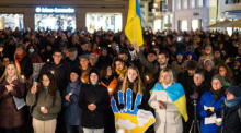 Viele Menschen protestieren bei einer Friedenskundgebung gegen den Krieg in der Ukraine auf dem Kornmarkt in Luzern. Foto: epa/Philipp Schmidliphilipp Schmidli
