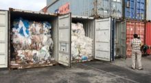 Die Behörden stoßen im Hafen Sihanoukville auf 83 mit Plas­tikmüll gefüllte Container. Wie auch andere Staaten Südostasiens will Kambodscha den Abfall zurückschicken. Foto: picture alliance/ANN