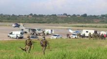 Die Soldaten der kolumbianischen Armee gehen um die Landebahn des internationalen Flughafens Camilo Daza in Cucuta herum, wo zwei Sprengsätze explodiert sind. Foto: epa/Mario Caicedo